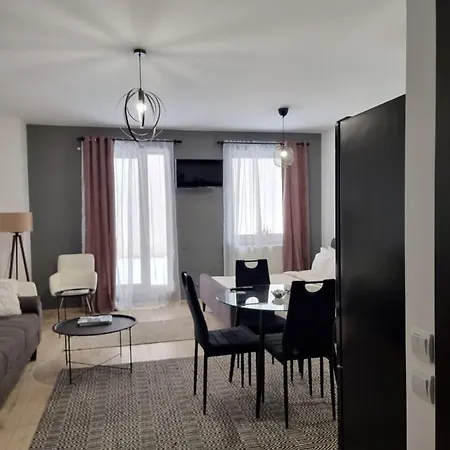 Seasons Luxury Studio Garden Апартаменти Брашов