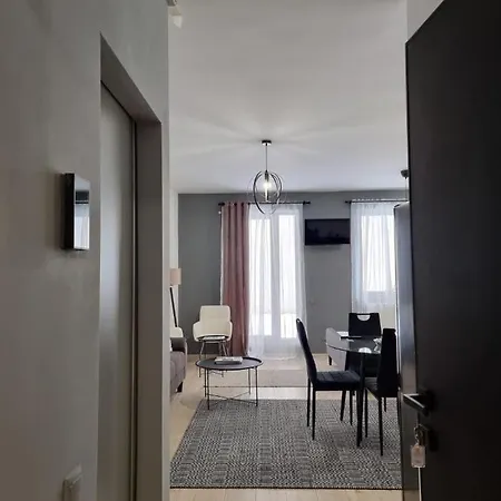 Апартаменти Seasons Luxury Studio Garden